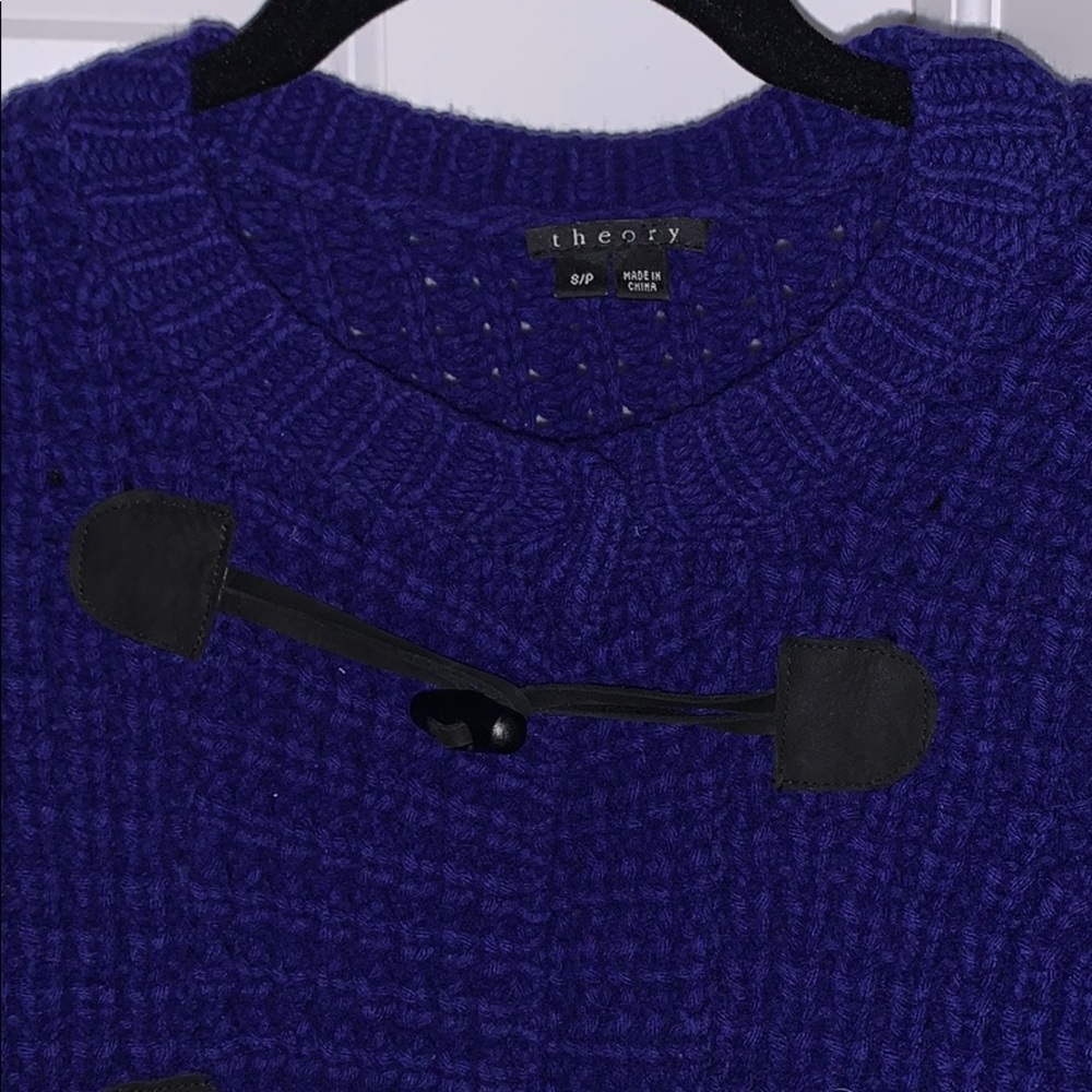 Theory thick blue knit sweater w ruffled sleeves💙